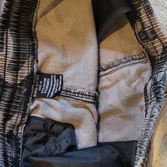 STUNNING RING OF FIRE GREY CAMOFLAGUE DRAWSTRING CARGO SHORTS - Picture 4 of 6